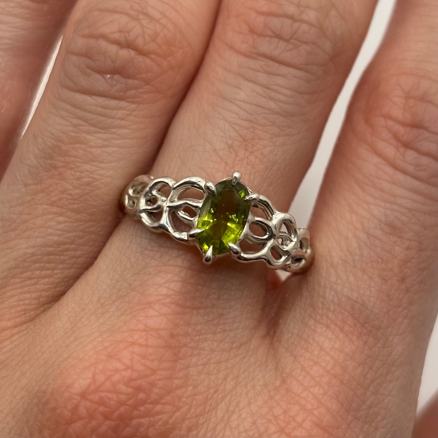 PERIDOT SILVER RING