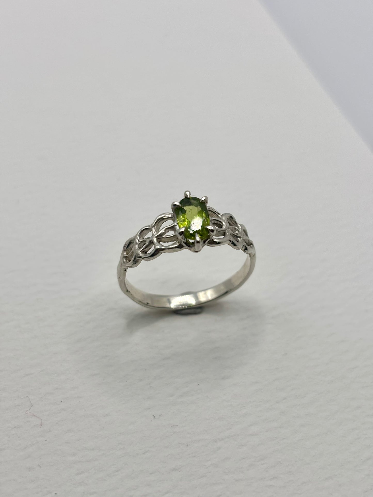 PERIDOT SILVER RING