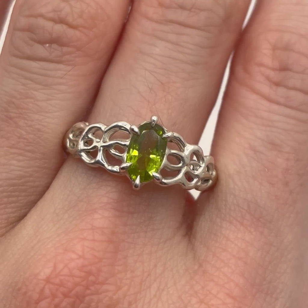 PERIDOT SILVER RING